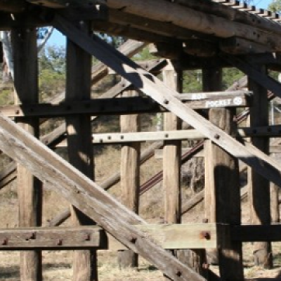 houten spoorbrug in de outback