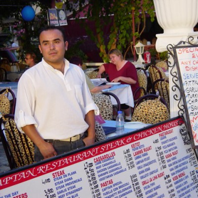 Hakan buiten op zoek naar klanten